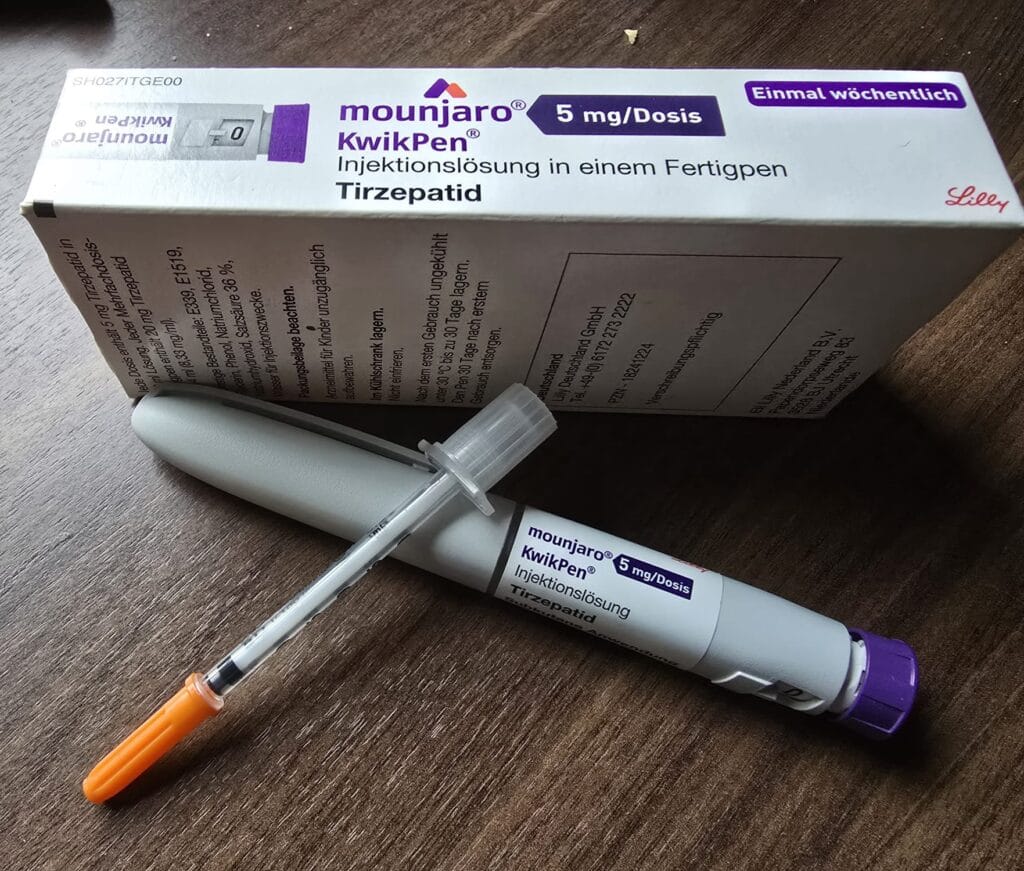 Packung Mounjaro, Pen und Einwegspritze