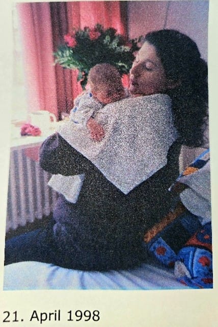 Caro mit frisch geborener Tochter auf dem Arm