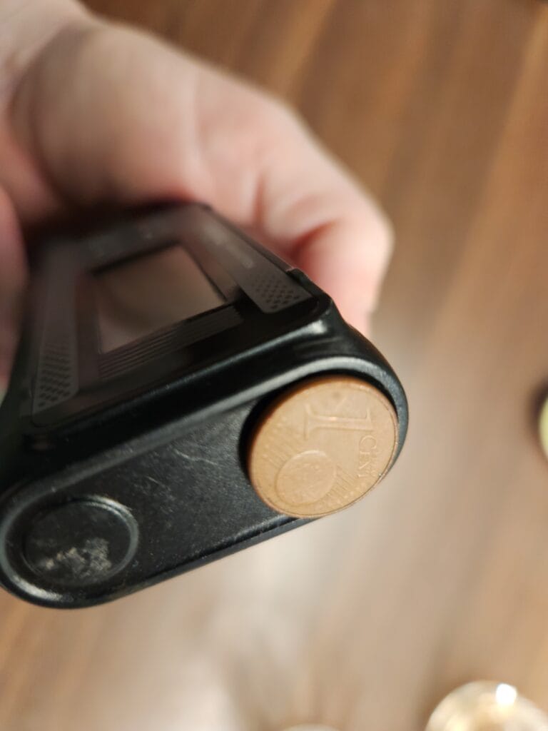 Dana i mit einem fixierten 1Cent-Stück, um auch unterwegs schnell das Batteriefach öffnen zu können
