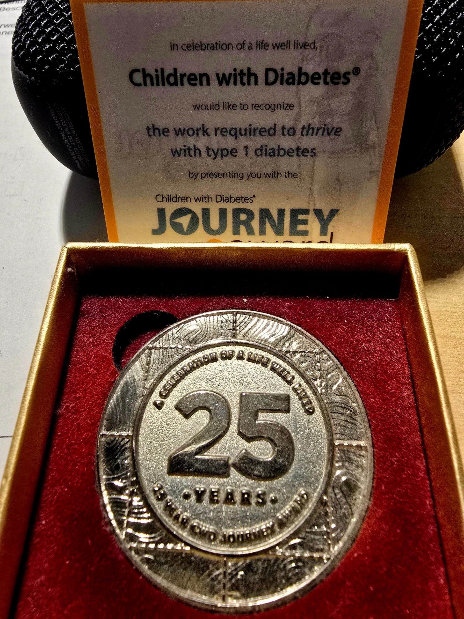 Caro im D vom EASD Logo-Caro nebem dem dedoc Aufsteller-dedoc voices vor dem DDG Kongress-Zentrum-Medaille von Childrem with Diabetes für 25 Jahre leben mit Diabetes