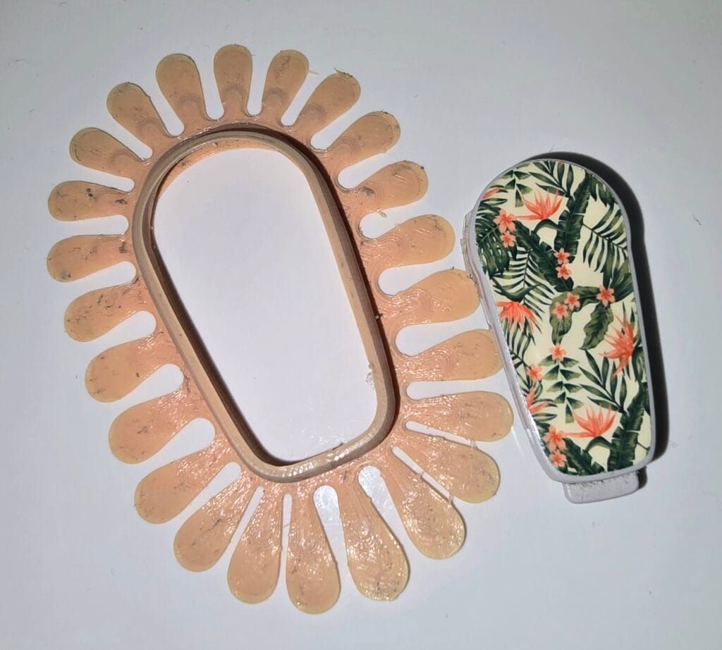 Transmitter mit Halterung von vorne mit Aufkleber