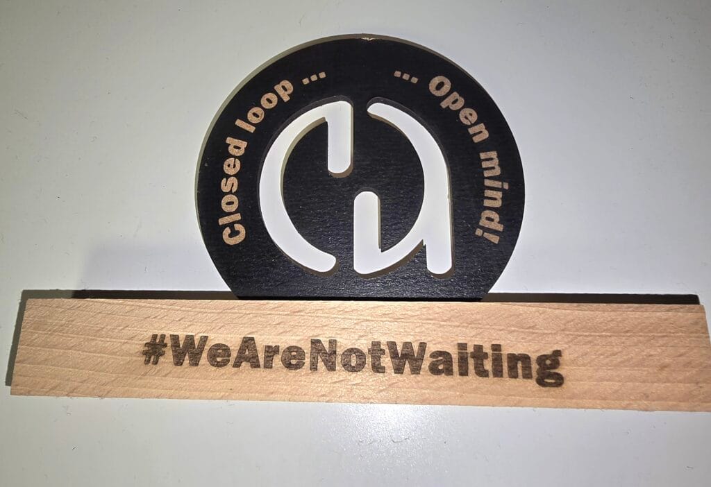 Stammtischschild Closed Loop- Open Mind und We are not waiting