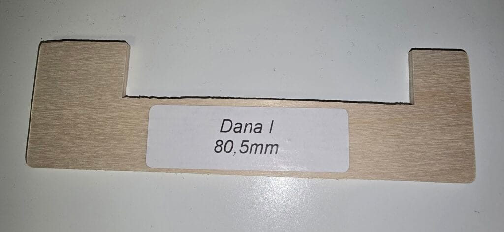 Messlehre für die Bestimmung der Länge der Gewindestange bei der Dana i aus Holz